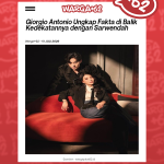 Two people sit on a red sofa inside a white article card on a red patterned background, Indonesian headline at top.