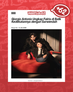 Two people sit on a red sofa inside a white article card on a red patterned background, Indonesian headline at top.