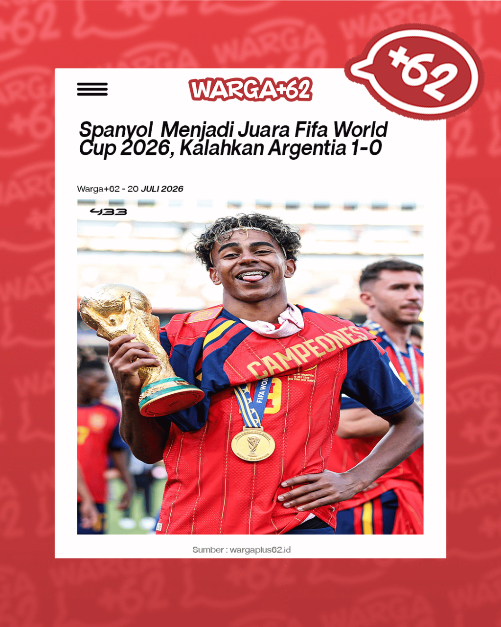 Pemain sepak bola muda merayakan kemenangan dengan trofi emas di tangan, mengenakan jersey merah-biru dan medali di lehernya.