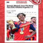 Pemain sepak bola muda merayakan kemenangan dengan trofi emas di tangan, mengenakan jersey merah-biru dan medali di lehernya.