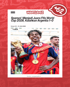 Pemain sepak bola muda merayakan kemenangan dengan trofi emas di tangan, mengenakan jersey merah-biru dan medali di lehernya.